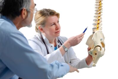 Лекарят консултира пациента за признаци на остеохондроза на гръдния кош
