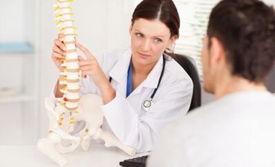 Лекарят разказва на пациента за етапите на гръдната остеохондроза и техните прояви