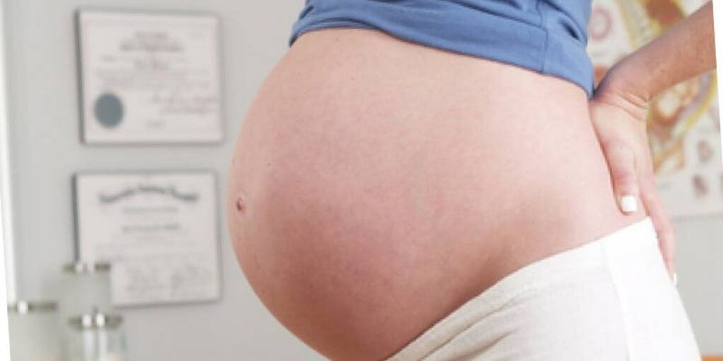По време на бременност жените често изпитват болки в гърба в лумбалната област. 
