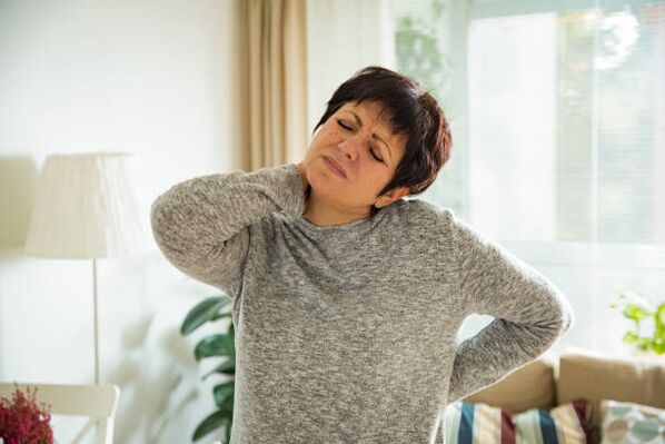 една жена има остеохондроза на шийните прешлени