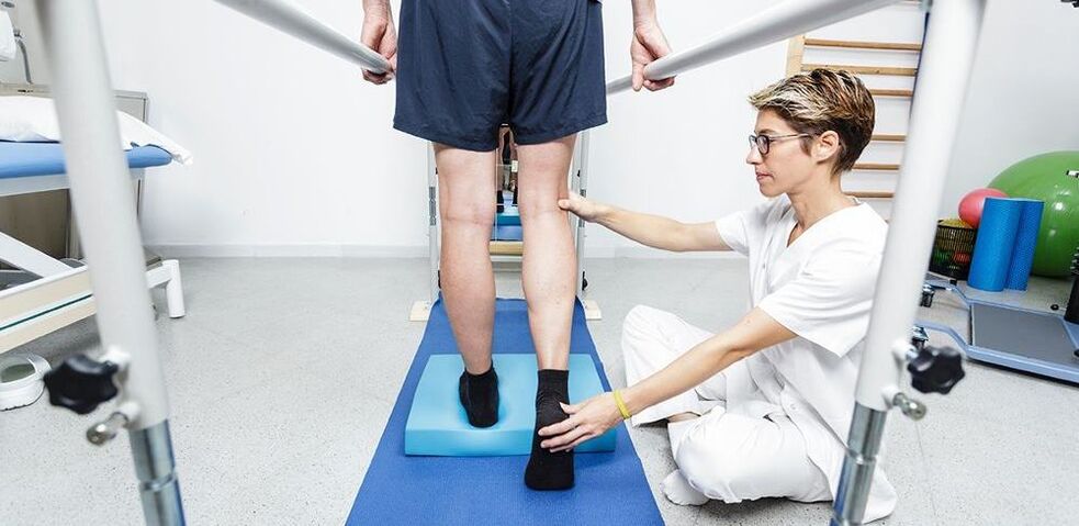 Физиотерапевт, инструктиращ пациент с артроза на коляното